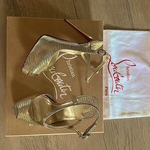 Christian Louboutin Jenlove Lizard Embossed Metallic Sandal in Platine size 36